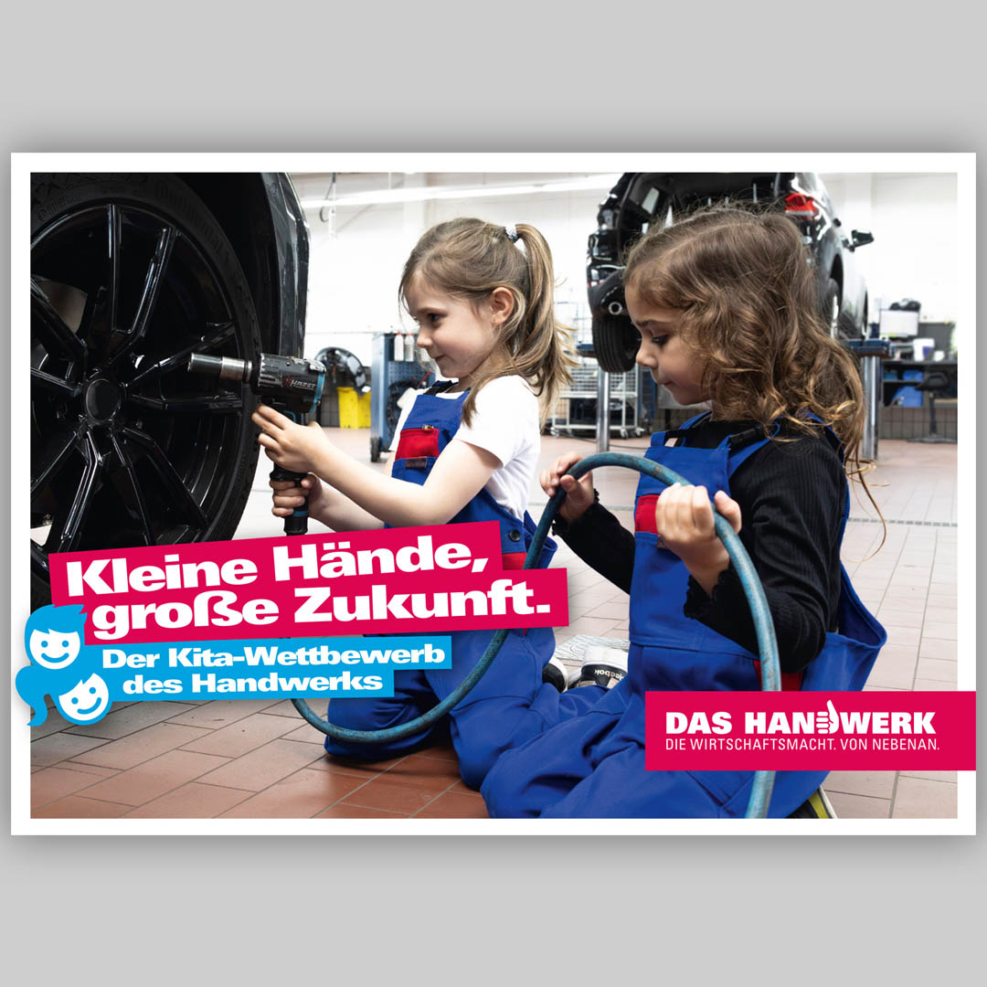 Kita-Kinder wechseln einen Reifen am Auto