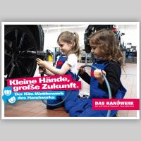 Kita-Kinder wechseln einen Reifen